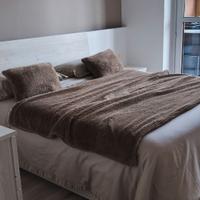 Camera da letto moderna completa di materasso.