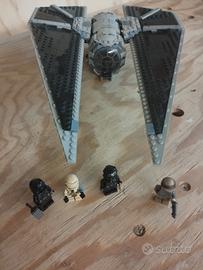 un modello LEGO del TIE Striker, set numero 75154 