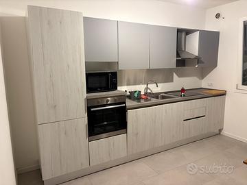 Cucina moderna senza elettrodomestici