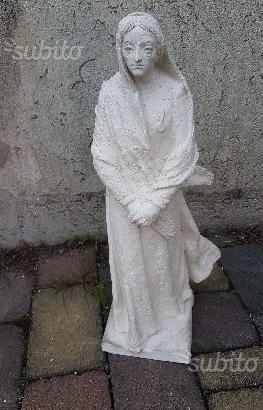 Statua di suora con medaglia