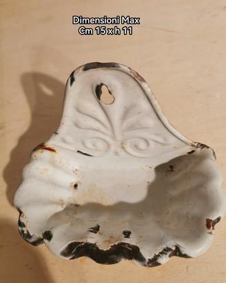 Antica aquasantiera in metallo smaltata