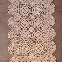 centrino da tavola lavorato all'uncinetto