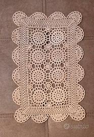 centrino da tavola lavorato all'uncinetto