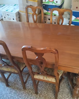 tavolo da soggiorno compreso di 8 sedie