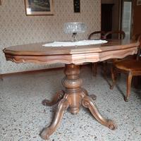 Tavolo allungabile con sedie in stile