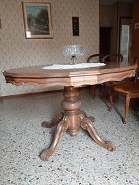 Tavolo allungabile con sedie in stile