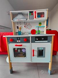 Cucina giocattolo in legno
