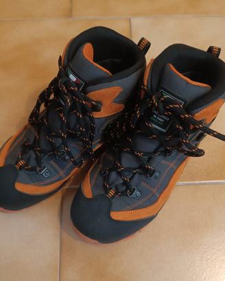 Scarponcini trekking n. 37