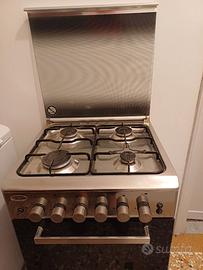 Piano cottura con 4 fuochi e forno a gas