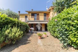 VILLA A SCHIERA A RONCIGLIONE