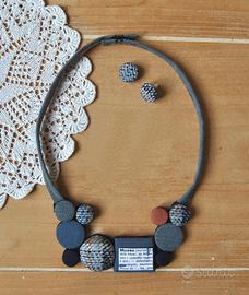 Collane con bottoni, stoffa e vecchi libri