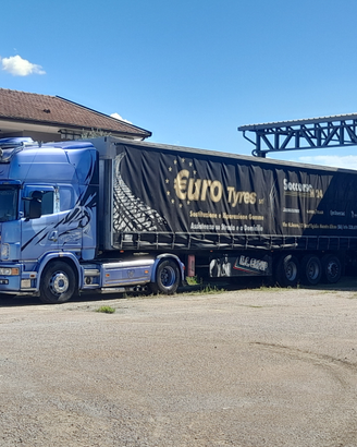 Scania 530 V8 completo di semirimorchi