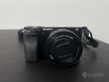 Sony a6000 con obiettivo 15-50mm.