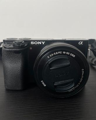 Sony a6000 con obiettivo 15-50mm.