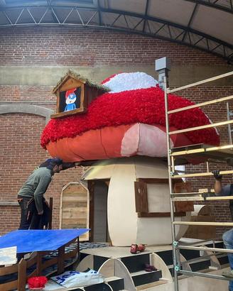 Carro Allegorico, casa di grande Puffo