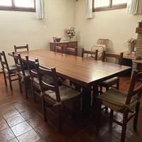 Tavolo con sedie e mobili taverna
