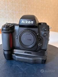 Nikon F100 piu dorso MF-29 piu impugnatura MB-15