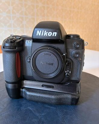 Nikon F100 piu dorso MF-29 piu impugnatura MB-15