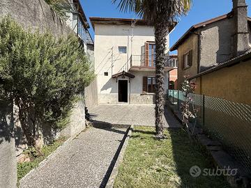 Casa con accesso carraio e giardinetto