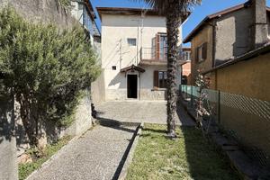 Casa con accesso carraio e giardinetto