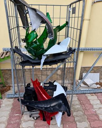 lotto di carene e ricambi per scooter