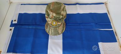 Cappello militare e bandiera nazionale greca
