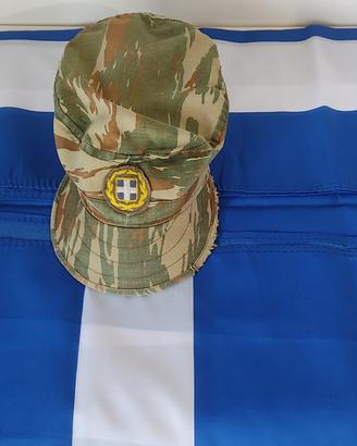 Cappello militare e bandiera nazionale greca