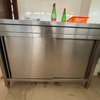 Due pensili con ante per cucina industriale