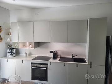 Cucina completa di elettrodomestici