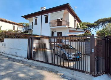 Villa a Baia Domizia 100mt dal mare 6/4 posti let