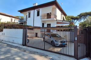 Villa a Baia Domizia 100mt dal mare 6/4 posti let