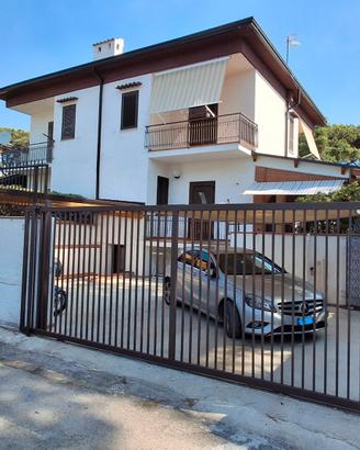 Villa a Baia Domizia 100mt dal mare 6/4 posti let