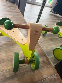 Triciclo in legno Hape
