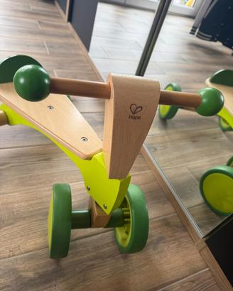 Triciclo in legno Hape