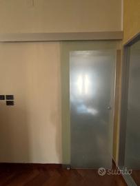 Porta vetrata con binario