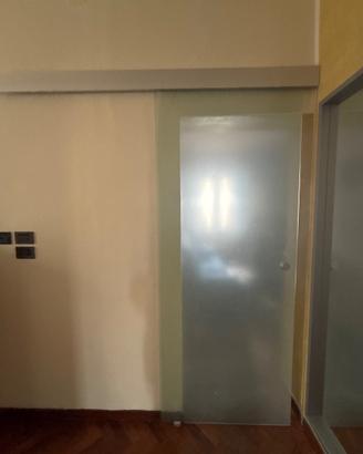 Porta vetrata con binario