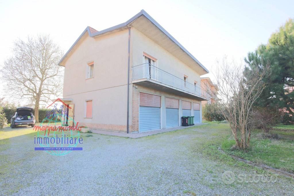 Villa di 260 m² con più di 5 locali e box auto a C - Vista 3