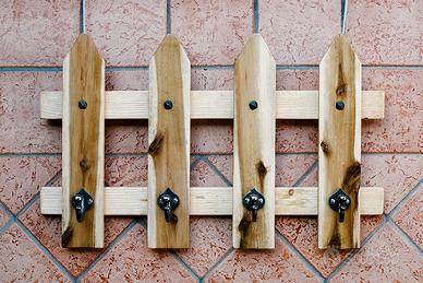 Attaccapanni in legno massello con ganci in ferro