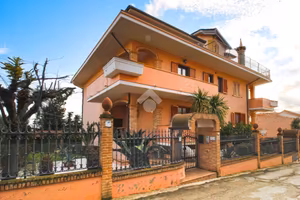 TRIFAMILIARE A MOSCIANO SANT'ANGELO