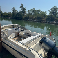 Barca a motore fuori bordo