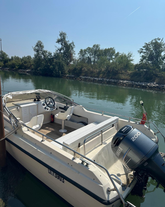 Barca a motore fuori bordo