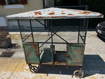 Carretto vintage in ferro con tetto
