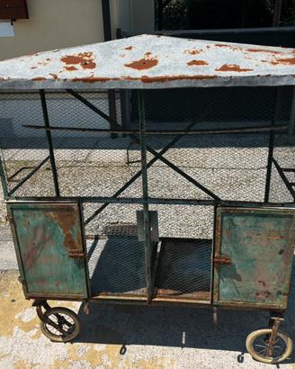 Carretto vintage in ferro con tetto