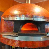 Pizzeria con forno a legna