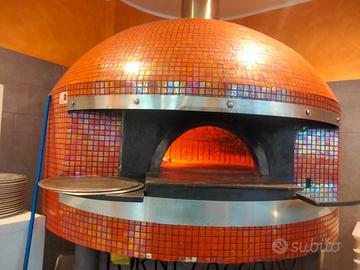 Pizzeria con forno a legna
