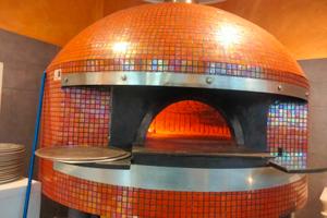 Pizzeria con forno a legna