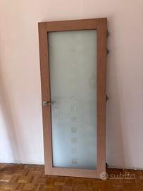 Porta in legno con vetro sfumato