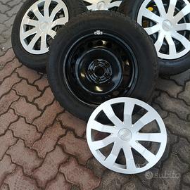 Cerchi con borchie e gomme invernali