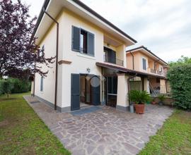 VILLA A SCHIERA A VITERBO