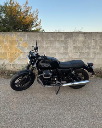 Moto Guzzi V7 Stone